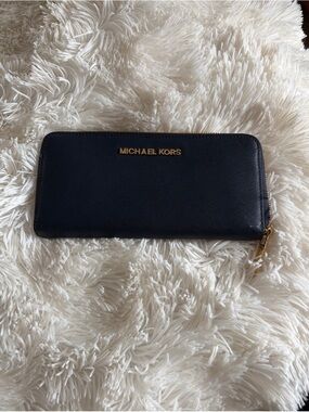Michael Kors Jet Set Travel Zip Around Continental Wallet Navy Blue EUC